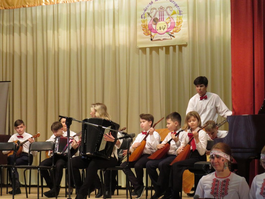 Прошел фестиваль исполнителей на народных инструментах.