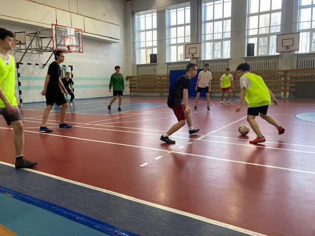 На турнире по мини-футболу – сборные 9 – 11 классов.
